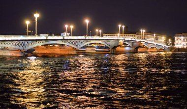 Gece köprüde duyuru.