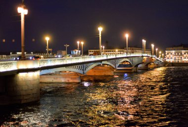Gece köprüde duyuru.