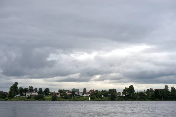 Widok na rzekę o chmura dzień. — Zdjęcie stockowe