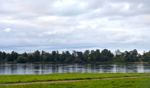 Vista del río en el día de nubes . — Foto de Stock