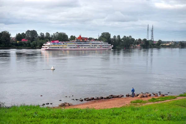 Flusskreuzfahrtschiffe auf der Newa am Wolkentag. — Stockfoto