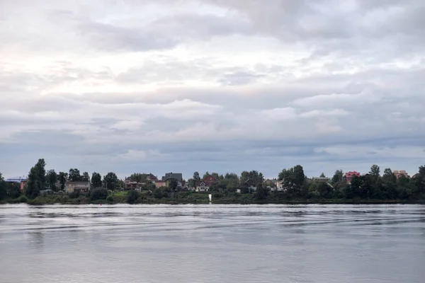 Widok na rzekę o chmura dzień. — Zdjęcie stockowe