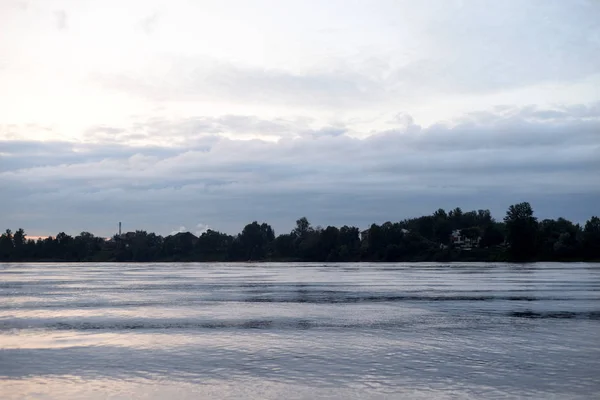 Vue de la rivière au jour nuageux . — Photo