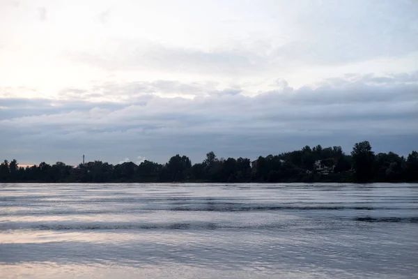 Vista del río en el día de nubes . — Foto de Stock