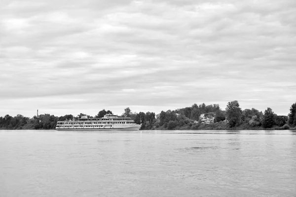 Flusskreuzfahrtschiffe auf der Newa am Wolkentag. — Stockfoto