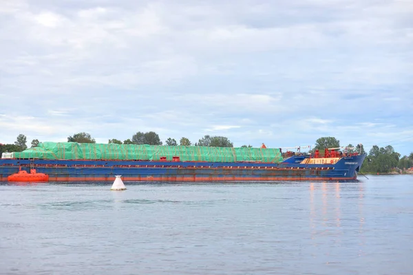 Cargo ship on the Neva river. — Stock Photo, Image