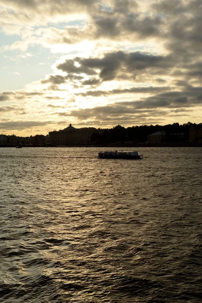 在日落，圣彼得堡涅瓦河. — 图库照片