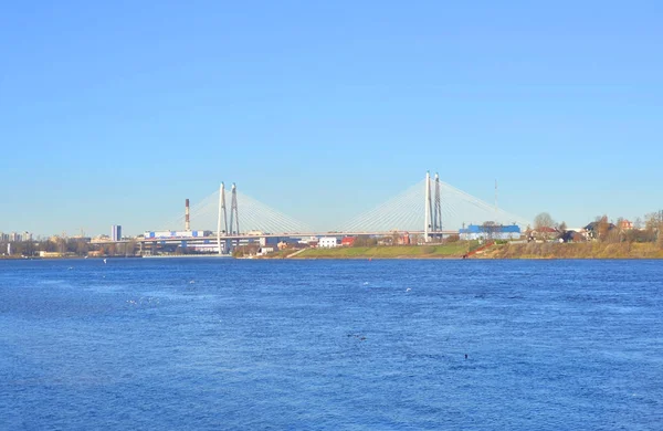 Kabel bleef brug en Neva rivier. — Stockfoto