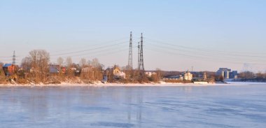 Neva Nehri'nin manzaraya kış günbatımı.