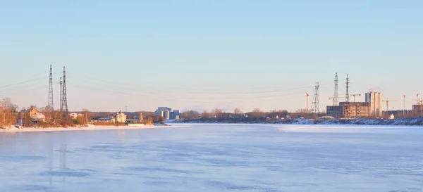 Nézd a Neva folyótól a téli naplemente. — Stock Fotó