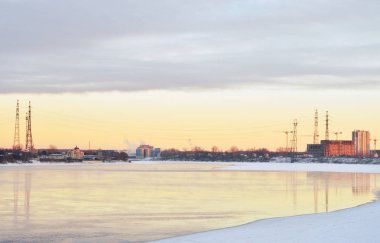 Neva Nehri'nin manzaraya kış günbatımı.