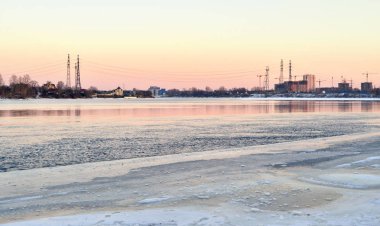 Neva Nehri'nin manzaraya kış günbatımı.