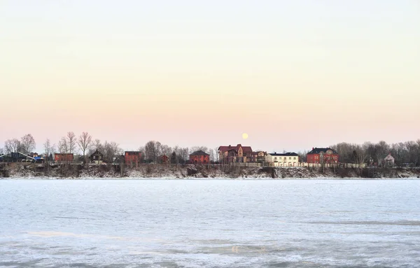Utsikt över floden Neva på vintern sunset. — Stockfoto