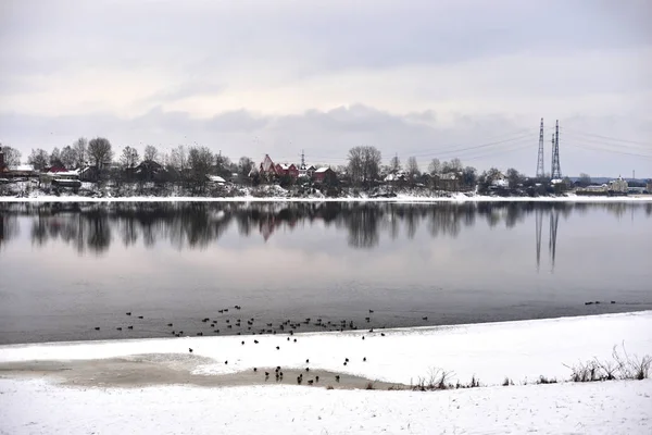 Utsikt över floden Neva på molnet vinterdag. — Stockfoto