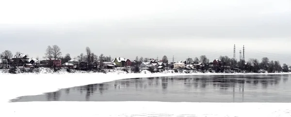 Neva Nehri'nin manzaraya kış bulut gün. — Stok fotoğraf