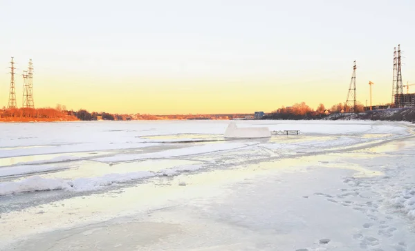 Uitzicht op de rivier de Neva bij zonsondergang in de winter. — Stockfoto