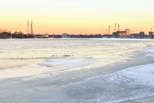 Uitzicht op de rivier de Neva bij zonsondergang in de winter. — Stockfoto