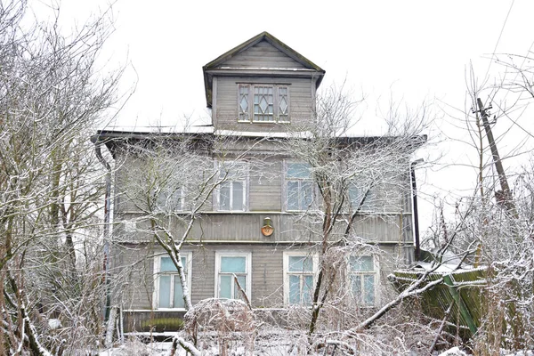 Eski ahşap evi köy Ust-Slavyanka içinde. — Stok fotoğraf