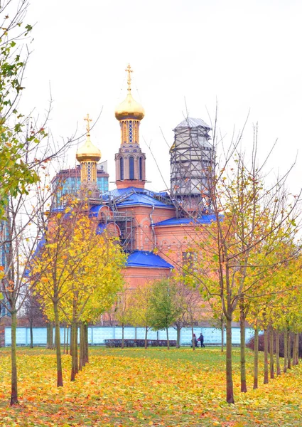 A Rybatskoe és az egyház a Boldogságos Szűz Mária születésének Park. — Stock Fotó
