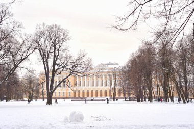 Rus Müzesi ve Mikhailovsky Bahçe.
