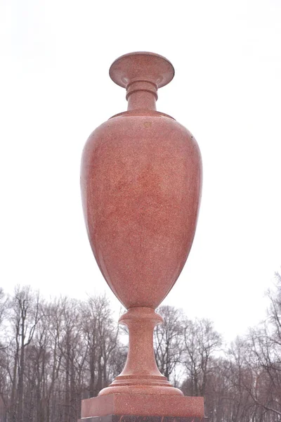 Vaso de pórfiro no jardim de verão . — Fotografia de Stock