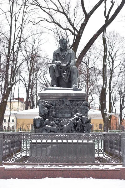 Памятник Ивану Крылову в Летнем саду . — стоковое фото