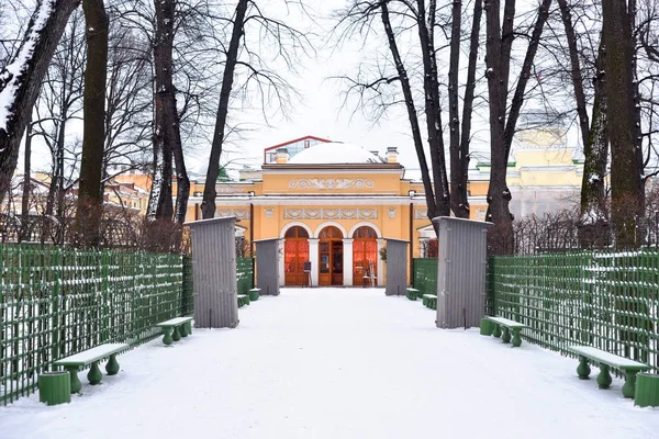 Zomertuin in Sint-Petersburg. — Stockfoto