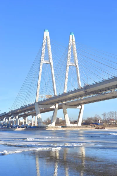 Pont suspendu par câble en hiver . — Photo
