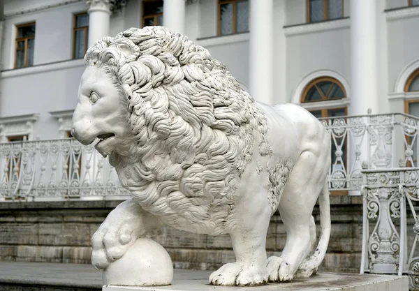 Skulptur av lejon. — Stockfoto