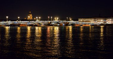 Gece köprüde duyuru.