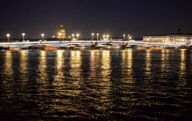 Gece köprüde duyuru.