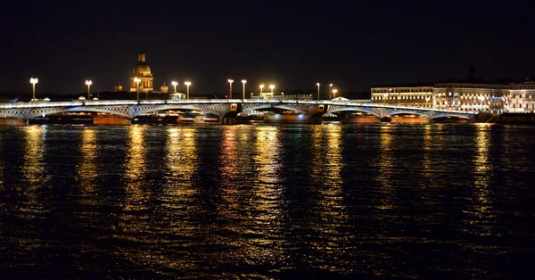 Zwiastowanie bridge nocą. — Zdjęcie stockowe