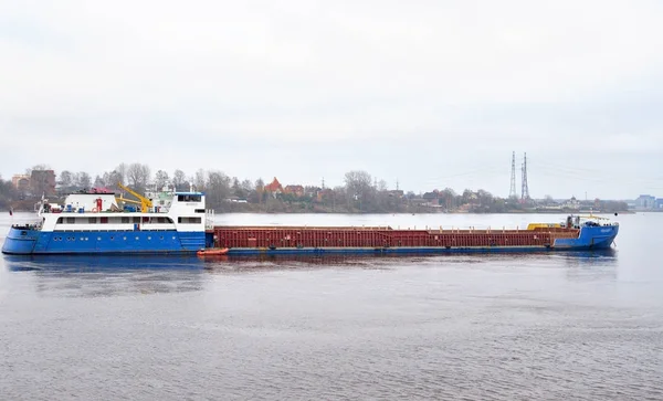 Buque de carga en el río Neva . —  Fotos de Stock