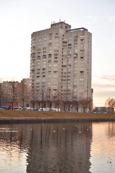 View of Smolenka River and Novo Smolenskaya embankment. — Stock Photo, Image