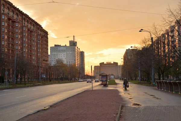 Nakhimova Street bij zonsondergang. — Stockfoto