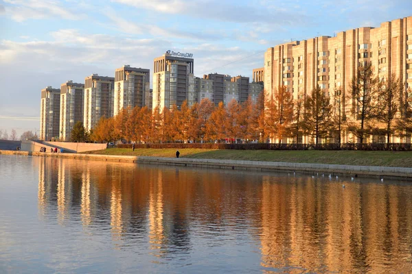 Weergave van Smolenka rivier en Novo Smolenskaya embankment. — Stockfoto