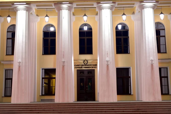 Главное здание Горного университета . — стоковое фото