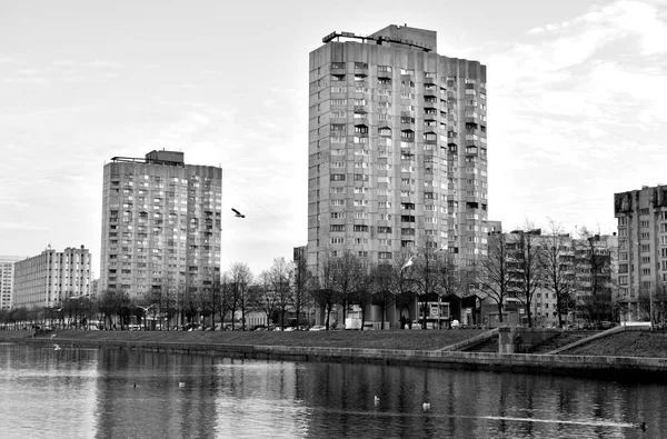 Vue sur la rivière Smolenka et le remblai de Novo Smolenskaya . — Photo