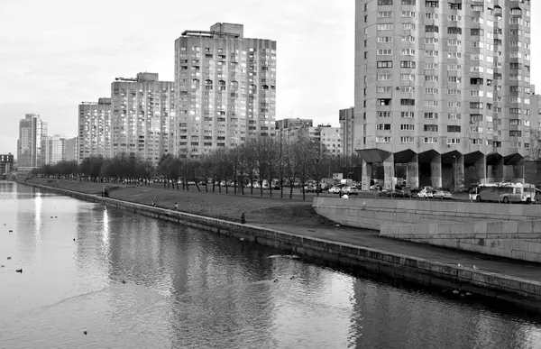 View of Smolenka River and Novo Smolenskaya embankment. — Stock Photo, Image