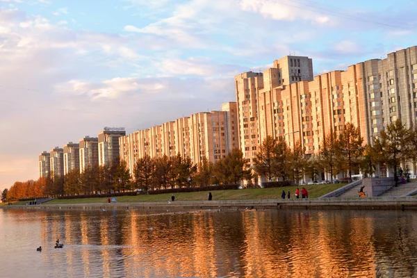 View of Smolenka River and Novo Smolenskaya embankment. — Stock Photo, Image
