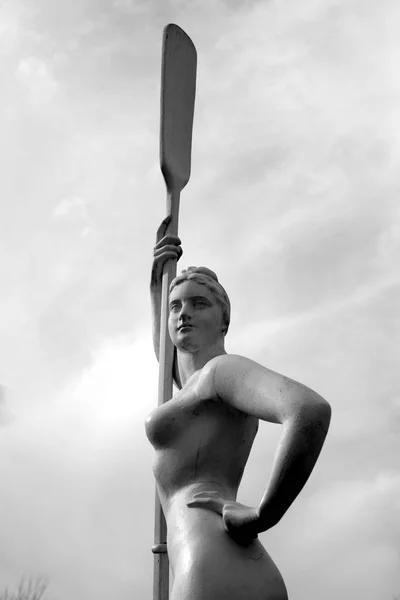 Estatua de una mujer con una paleta . — Foto de Stock