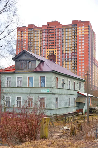 Street-ban a falu az Ust-Slavyanka kora tavasszal. — Stock Fotó