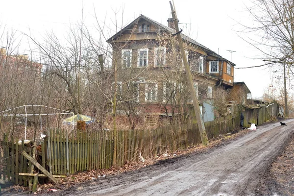 Straße im Dorf ust-slavyanka im zeitigen Frühling. — Stockfoto