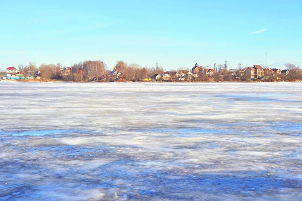 Widok na rzekę o słoneczny zimowy dzień. — Zdjęcie stockowe