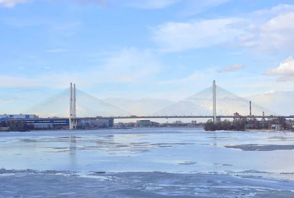 Schrägseilbrücke im Winter. — Stockfoto