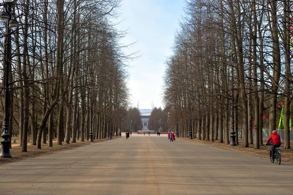 Primorskiy Victory Park v časně jarní den. — Stock fotografie