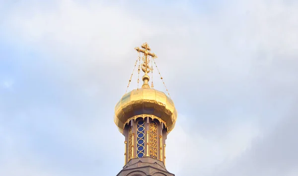 Den gyllene kupolen av den ortodoxa kyrkan. — Stockfoto