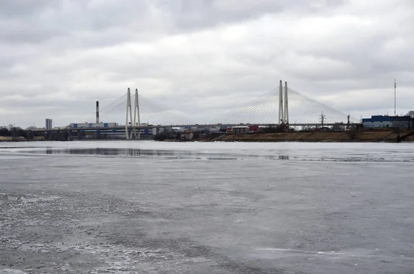 Schrägseilbrücke im Winter. — Stockfoto