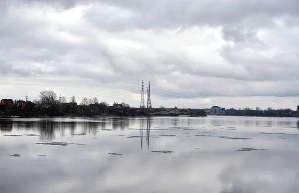 Vista del río en la nube día de invierno . —  Fotos de Stock
