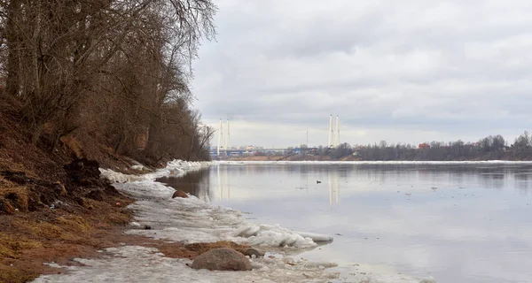 Blick auf den Fluss Neva am Wintertag. — Stockfoto
